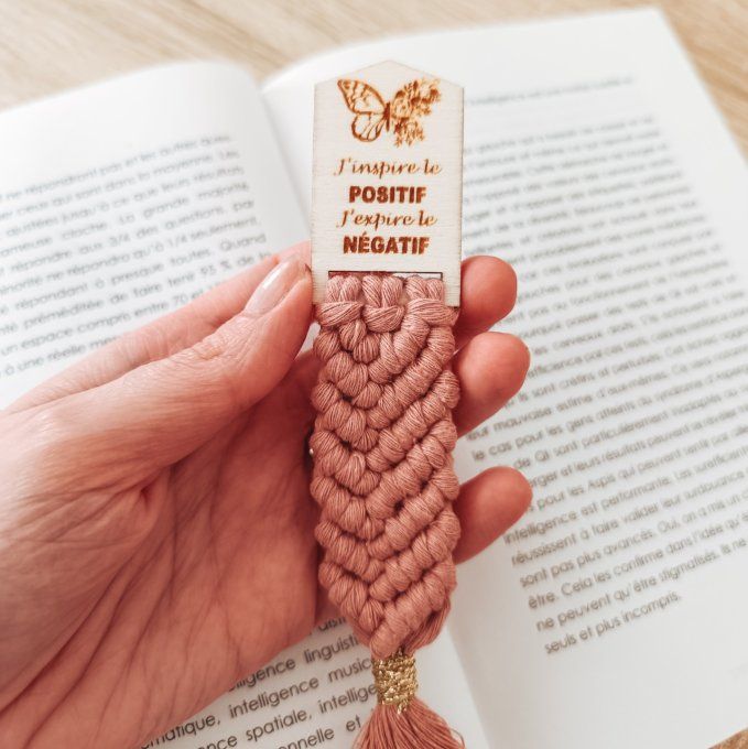 Marque page en macramé avec Mantra