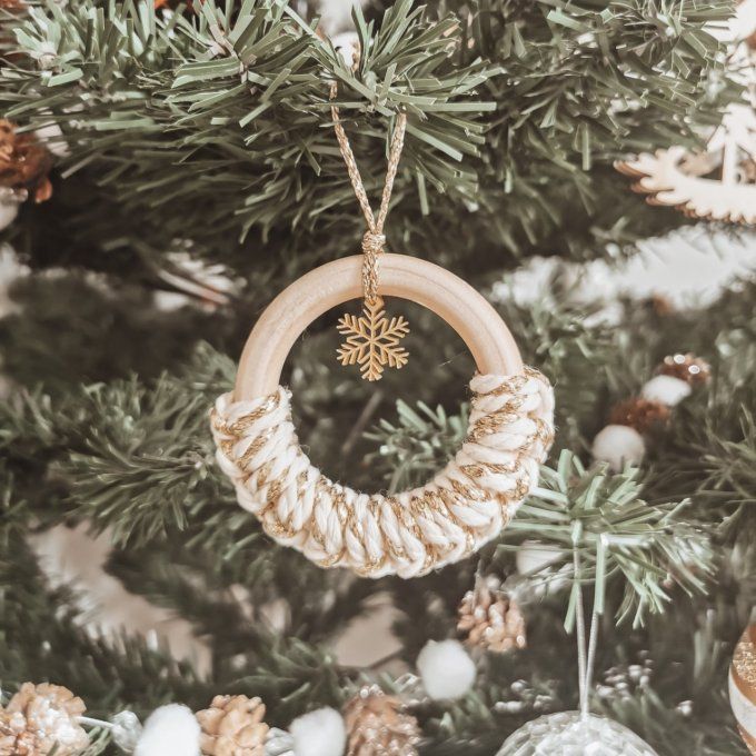 décoration de noël en macramé écru et or avec flocon