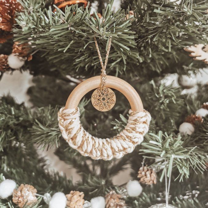 décoration de noël en macramé écru et or avec flocon
